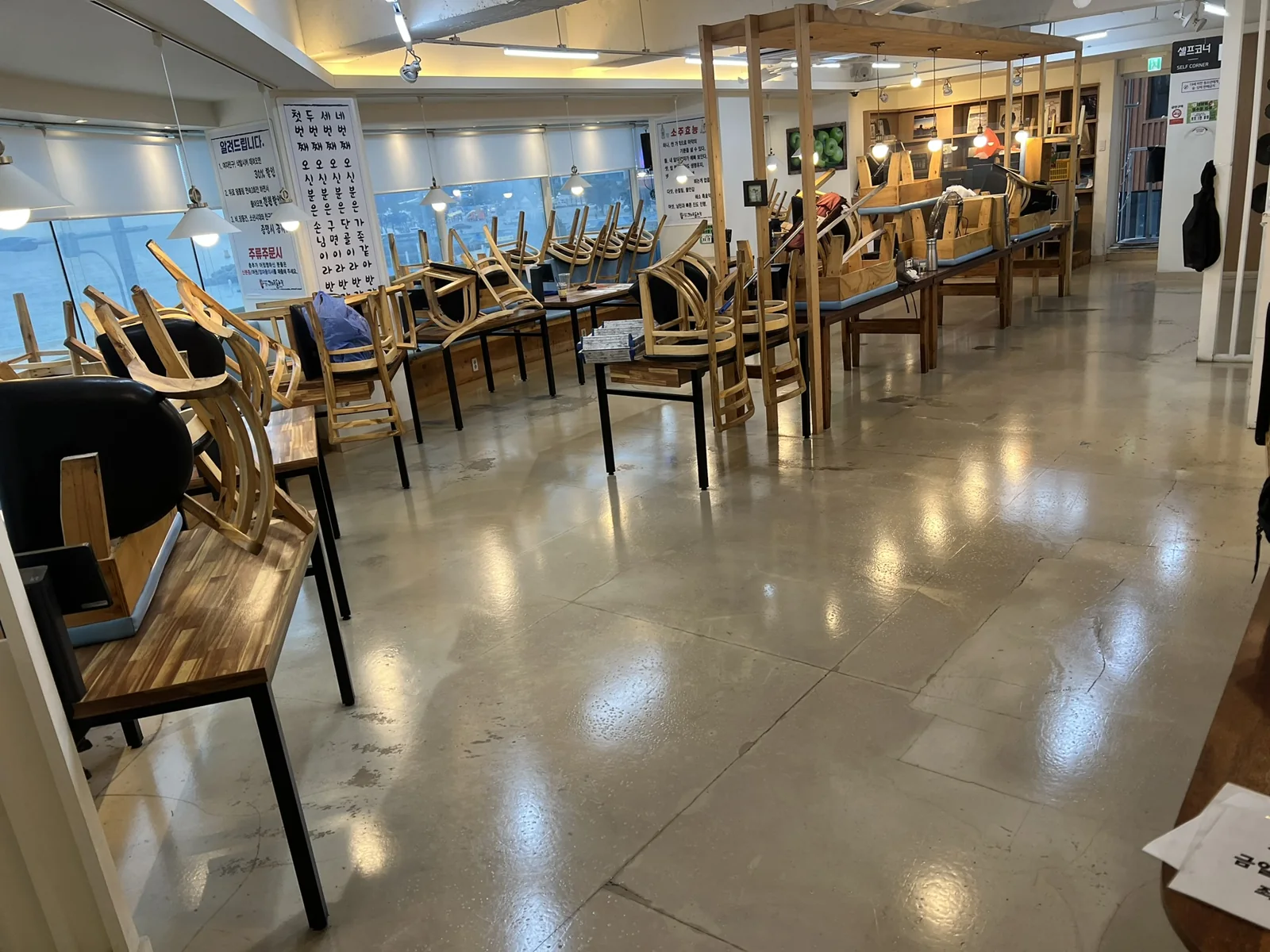 화재 오염 제거와 마무리 청소를 마친 연결 공간