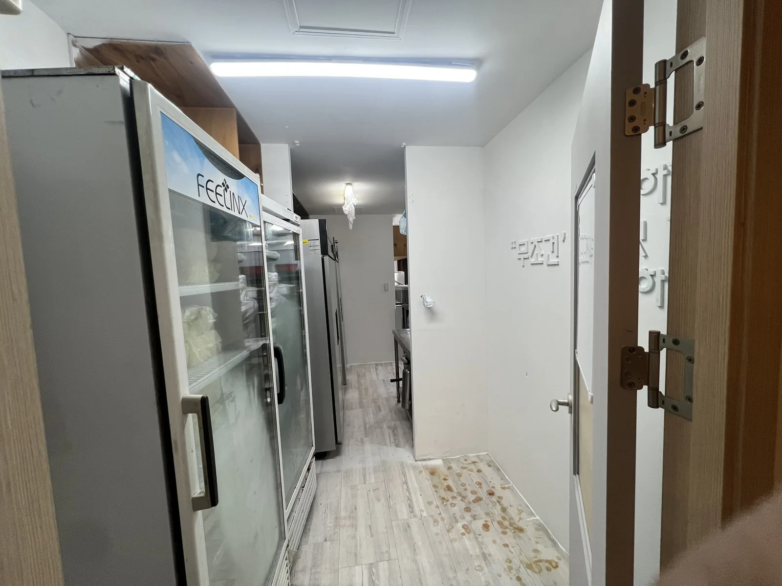 주방기기와 인접 설비 주변 작업 구역 확인