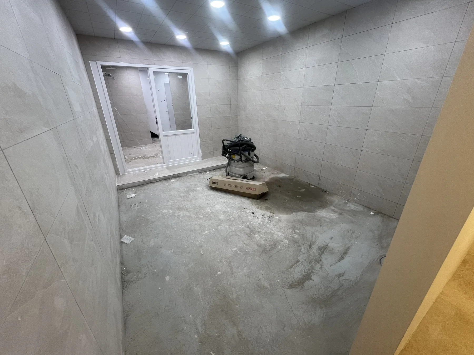 공사 분진과 잔재물이 남은 샤워시설 바닥